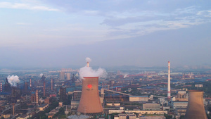 航拍宝武钢铁公司环境环保节能清洁能源冒着烟的工业工厂巨大的烟囱素材60秒视频