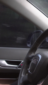 高度道路上操控方向盘的汽车驾驶员素材视频