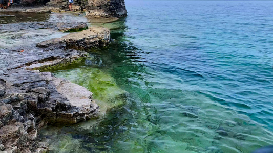 花瓶岛岸边碧绿清澈见底的湖水[河心]视频