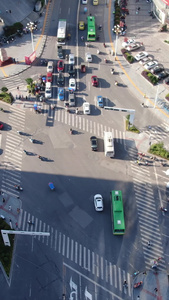 俯拍城市十字交叉路口视频