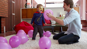 父亲和儿子玩气球8秒视频