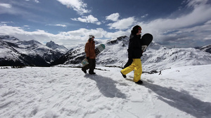 两名男子在滑雪胜地携带滑雪板13秒视频
