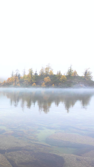 秋季川西高原高海拔湖泊葫芦海晨雾延时视频旅游景点22秒视频