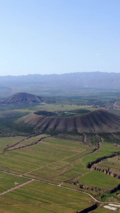 近距离航拍火山遗址火山群视频