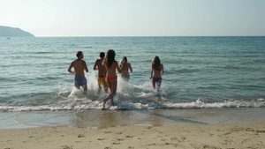 五个朋友在海里玩沙滩球16秒视频