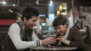 两个兄弟在咖啡馆里使用智能手机11秒视频
