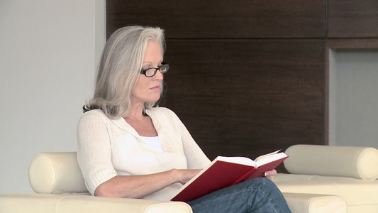 成熟的女人读书摘下眼镜视频