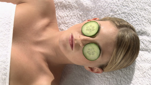 做spa的女人从眼睛上举起黄瓜片12秒视频