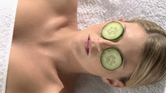 做spa的眼睛上有黄瓜片的女人视频