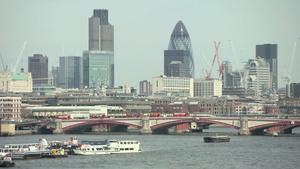 圣保罗大教堂和泰晤士河到黑修士桥和伦敦市的景色9秒视频