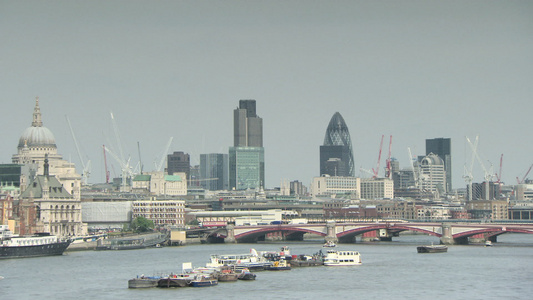 泰晤士河黑修士桥和伦敦市天际线视频