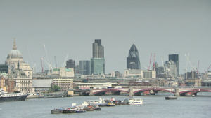 泰晤士河黑修士桥和伦敦市天际线13秒视频