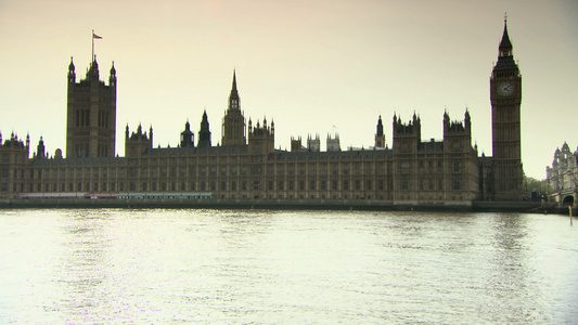 相机从天空缩小到议会和泰晤士河的房子视频