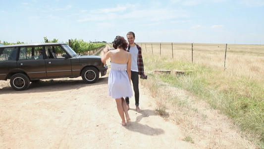 情侣在乡间小路上光着脚跳舞视频
