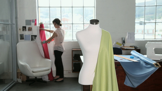 工作中的年轻女性时装设计师视频
