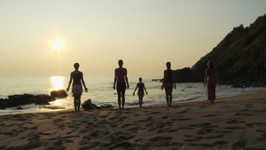日落时在海滩上练习瑜伽的人28秒视频