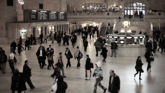 中央车站大堂上忙碌的人视频