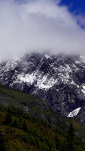 川西藏地雪山之巅和云层快速流动延时视频素材旅游景区视频