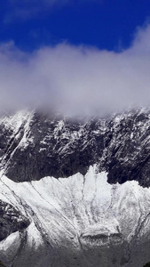 川西藏地雪山之巅和云层快速流动延时视频素材旅游景区视频