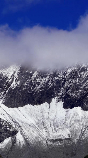 川西藏地雪山之巅和云层快速流动延时视频素材旅游景区10秒视频