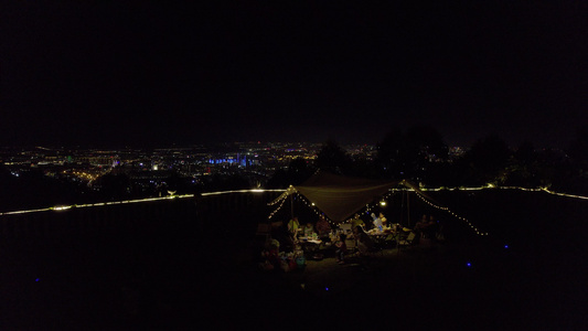 夜晚里一群人在山上露营野餐视频