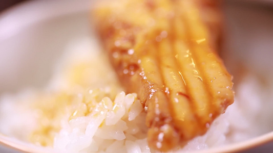 吃鱼一筷子鱼肉视频
