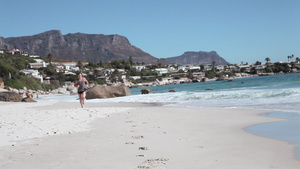 在沙滩上慢跑的年轻人15秒视频