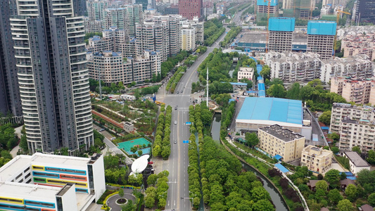 航拍环境优美的城市道路和住宅小区视频