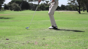在高尔夫球场打高尔夫球的成熟男人32秒视频