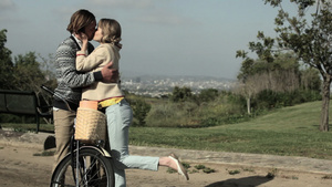 年轻女子骑着自行车跑向男朋友亲吻11秒视频