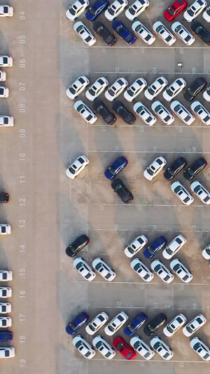 航拍工业园区汽车生产厂家装满待售汽车的停车场素材城市素材62秒视频