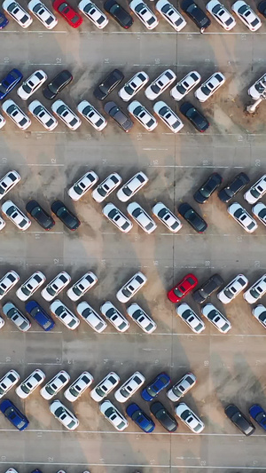 航拍工业园区汽车生产厂家装满待售汽车的停车场素材城市风光62秒视频