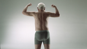 舒展肌肉的白发老人8秒视频