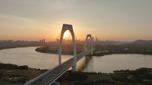 4K环绕航拍南宁青山大桥一镜到底视频
