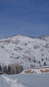行驶在雪山脚下行车第一视角蓝天白云视频