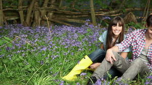 深情的年轻夫妇坐在花丛中14秒视频