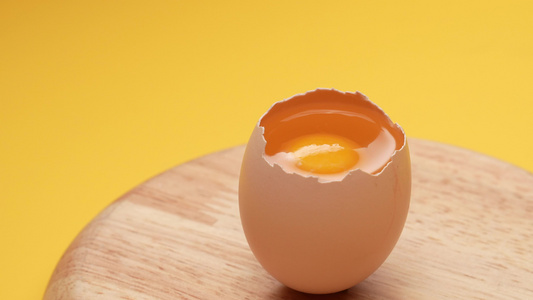 鸡蛋顶部敲碎露出蛋清蛋黄视频