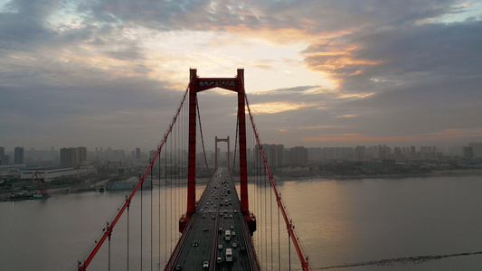 桥中航拍清晨的鹦鹉洲长江大桥交通视频