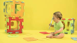 小男孩玩玩具字母22秒视频