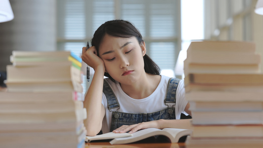 女生认真的学习思考视频