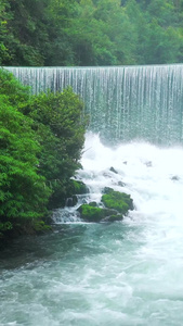 小七孔之卧龙潭瀑布高山流水视频