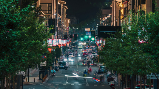 夜晚繁华的十字路口下班后车流人潮和霓虹延时视频