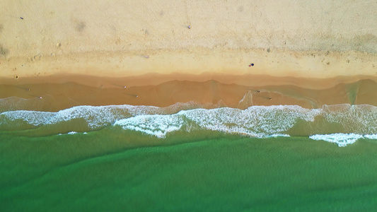 海南陵水黎族自治县清水湾高视角航拍海岸线沙滩海浪唯美慢镜头空镜视频