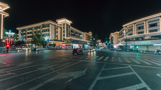 夜晚繁华的十字路口下班后车流人潮和霓虹延时视频