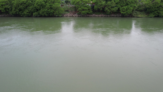 流淌的河水航拍视频