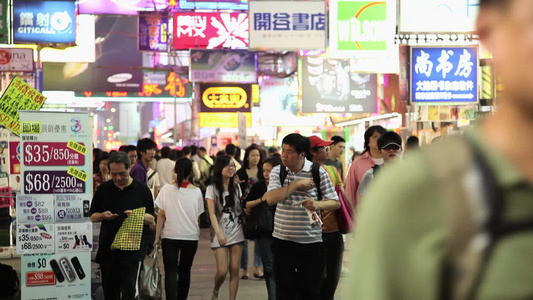香港九龙旺角弥敦道上的标志和人视频
