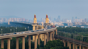 4K南京长江大桥车流与城市天际线10秒视频