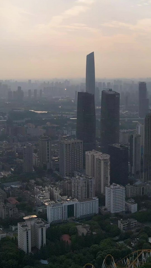 远眺逆光下的武汉CBD武汉中心写字楼41秒视频