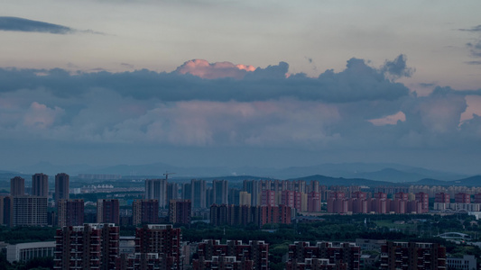 城市乌云傍晚落日雨后晚霞视频