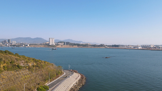 航拍城市滨海道街景4k自然风光素材视频